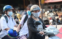 Phụ huynh Sài Gòn "đội nắng" chờ con thi đánh giá năng lực 