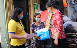 Đến nhà tặng quà Ngày 8/3 cho phụ nữ bị ảnh hưởng bởi dịch Covid-19