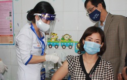 Chia sẻ của nữ cán bộ y tế đầu tiên ở Hải Dương được tiêm vaccine ngừa Covid-19