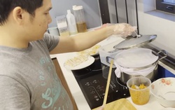 Ca sĩ Trọng Tấn vào bếp trổ tài làm bánh cuốn đãi cả nhà