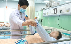 Thai phụ đột ngột méo miệng, yếu liệt nửa người khi đang ăn tối