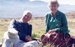 Nữ hoàng Anh Elizabeth II chia sẻ bức ảnh hạnh phúc một thời bên Hoàng thân Philip