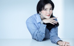 Lý Nhã Kỳ “hack tuổi” với trang phục trẻ trung, năng động