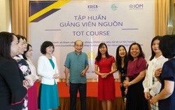 Cán bộ Hội LHPN 5 tỉnh, thành phố tham gia tập huấn về tham vấn cho phụ nữ di cư hồi hương