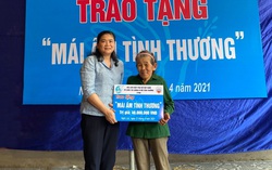 Phó Chủ tịch Hội LHPNVN, Chủ tịch Hội đồng thành viên TYM Đỗ Thị Thu Thảo thăm và tặng quà phụ nữ, trẻ em tại Nghệ An