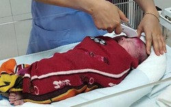 Em bé nguy kịch vì mẹ đẻ tại nhà, cắt rốn bằng rau thái rau