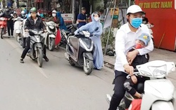Thấy cảnh này, hàng trăm người điều khiển xe máy bỗng phải xuống dắt bộ
