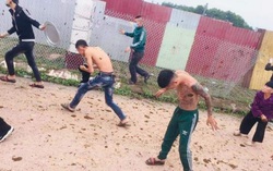 Chính quyền thông tin về việc nhóm thanh niên xăm trổ bị nhiều phụ nữ ném phân trâu vào người