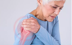 Bị đau vai, viêm quanh khớp vai thể đông cứng tiêm vắc-xin COVID-19 được không?