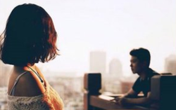 Mẹ và con gái cùng chông chênh vì bị "cắm sừng"