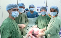 Mổ lấy thai kết hợp cắt u nang buồng trứng "khủng"