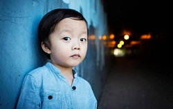 Cả nhà tuyệt vọng vì cháu trai đang chơi ngoài cổng bỗng dưng biến mất