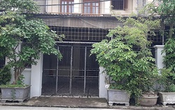 Một phụ nữ nghi bị tạt a-xít vào mặt ngay trước cổng nhà