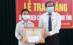 Tặng bằng khen cho nữ sinh trả lại gần 500 triệu đồng cho người đánh rơi