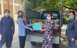 Miếng giấy với lời động viên dưới mỗi hộp cơm gửi vào khu cách ly ở tâm dịch Thuận Thành