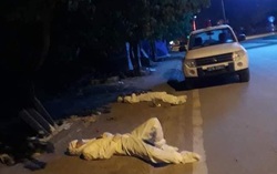 Xúc động hình ảnh 2 nhân viên y tế tranh thủ "chợp mắt" bên vệ đường vì "quá mệt"