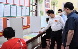 Chủ tịch Quốc hội: Cần biện pháp lâu dài đảm bảo sức khỏe y, bác sĩ phòng chống dịch 