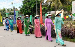 Phụ nữ Đồng Tháp mặc áo dài đi bầu cử