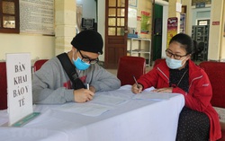 Nữ nhân viên Trạm Y tế xã bị phạt do không tiếp nhận khai báo của người dân về từ vùng dịch