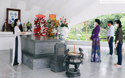 Đoàn công tác Hội LHPN Việt Nam dâng hương tại Khu di tích mộ Cụ Phó bảng Nguyễn Sinh Sắc