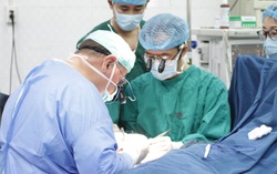 Cho ly thủy tinh vào máy dập trà sữa, bé 6 tuổi bị đứt lìa 4 ngón tay