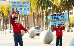 Mỹ: Bang New York và California gỡ bỏ các hạn chế phòng chống Covid-19