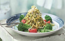 Cuối tuần đổi món với mỳ Ý xốt pesto húng quế và hạt óc chó