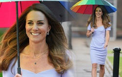 Kate Middleton diện váy tím mộng mơ đi dưới mưa