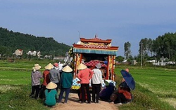 Nghệ An: Phát hiện 2 mẹ con ôm nhau tử vong dưới ao nước