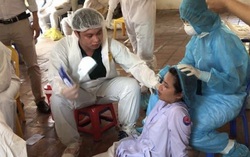 Nhân viên y tế lấy mẫu xét nghiệm Covid-19 không còn phải mặc bộ bảo hộ kín mít