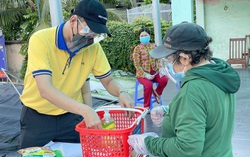 "Siêu thị mini 0 đồng" chia sẻ với người dân giữa dịch Covid-19