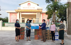 Phụ nữ Hải Phòng trao nhu yếu phẩm trị giá 100 triệu đồng để huyện Vĩnh Bảo chống dịch