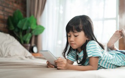 Cha mẹ làm gì nếu con nghiện smartphone?
