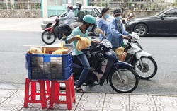 Công ty du lịch tặng 600 phần quà cho người dân TPHCM gặp khó khăn do dịch bệnh
