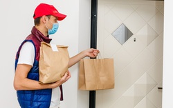 Nguy cơ nhiễm virus SARS-CoV-2 qua nhận hàng online có cao không?