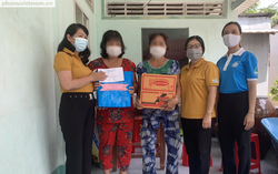 Tặng quà động viên phụ nữ lấy chồng nước ngoài trở về có hoàn cảnh đặc biệt khó khăn