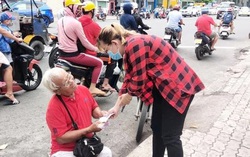 Người dân TPHCM hỗ trợ nhau trong thời gian giãn cách