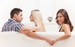 Chồng để trạng thái “đã ly hôn” trên app hẹn hò để tìm nhân tình