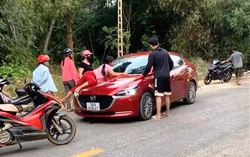 Chồng phóng ô tô bạt mạng mặc cho vợ bám nắp capo gào thét
