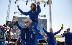 2 người phụ nữ bay vào vũ trụ cùng tỷ phú Anh Richard Branson