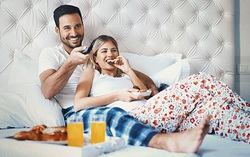 6 lợi ích bất ngờ khi các cặp đôi cùng nhau xem tivi