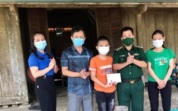 Bộ đội biên phòng Cầu Treo tặng quà động viên trẻ em nghèo chuẩn bị vào năm học mới
