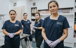4 phụ nữ tận tâm chăm sóc người đã khuất 