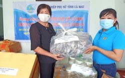 Phụ nữ Cà Mau góp cá, ba khía gửi Sài Gòn