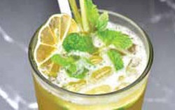 Cho thêm chút sả vào ly trà đào cam sả, công dụng chống dịch vô cùng hiệu nghiệm