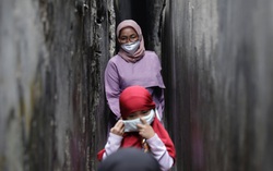 Số trẻ em tử vong do Covid-19 gia tăng ở Indonesia