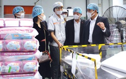 Chị em tá hỏa vì băng vệ sinh, tã bỉm "không phải hàng thiết yếu"