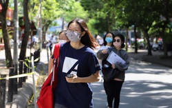 Học sinh Hà Nội đội nắng, đeo khẩu trang, thực hiện giãn cách đi làm thủ tục dự thi
