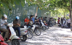 Xúc động những câu thơ về cha đợi con đi thi giữa nắng nóng