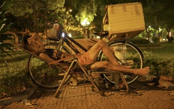 Mắc kẹt ở Hà Nội cả tháng trời, lao động tự do chọn vườn hoa làm nhà